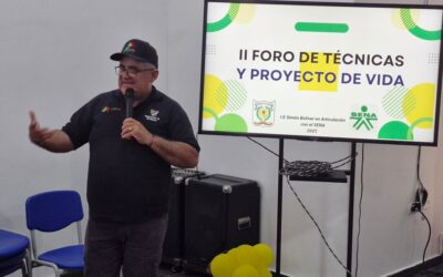 Director del ITTDAR, Henry Colmenares, inspira a estudiantes en el II Foro de Técnicas y Proyectos de Vida de la Institución Educativa Simón Bolívar